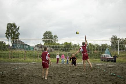 ДЮСШ Смоленского района приглашает для проведения учебно-тренировочных сборов команды по волейболу, баскетболу, футболу, лёгкой атлетике, гиревому спорту и пауэрлифтингу (фото).