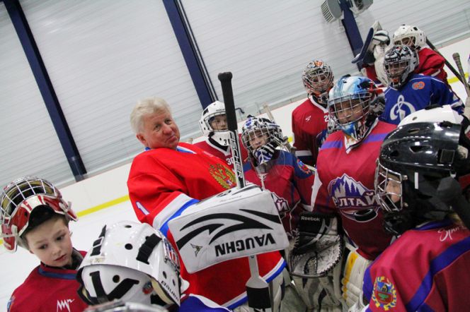 Владимир Мышкин, Виктор Шалимов, Сергей Гимаев, Андрей Николишин и другие звёзды отечественного хоккея совершают турне по Алтайскому краю.