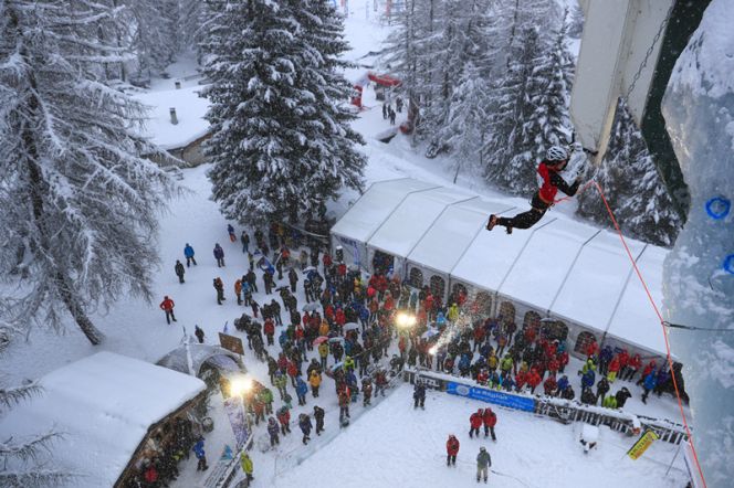 Барнаулец Дмитрий Гребенников на дебютном чемпионате мира по ледолазанию добрался до полуфинала в категории «трудность».