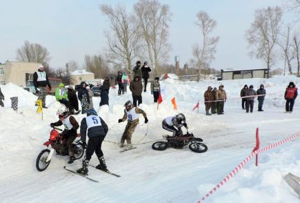 В Барнауле состоялись гонки мотолыжных экипажей «Кольцо мужества» (фото).