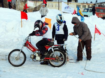 В Барнауле состоялись гонки мотолыжных экипажей «Кольцо мужества» (фото).