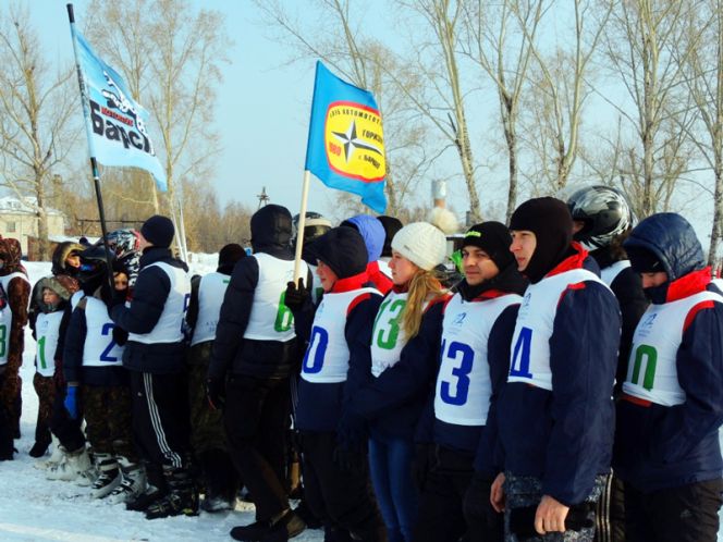 В Барнауле состоялись гонки мотолыжных экипажей «Кольцо мужества» (фото).