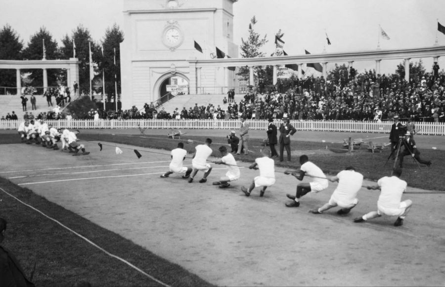 Перетягивание каната на Олимпиаде-1920 в Антверпене. Фото: msn.com