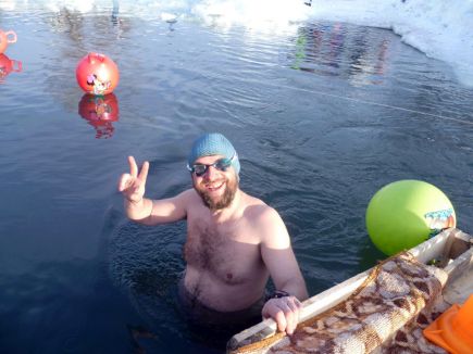 Сибирские моржи совершили в Барнауле суточный эстафетный заплыв в ледяной воде, посвящённый Дню защитника Отечества и 72-й годовщине  Победы в Великой Отечественной войне.