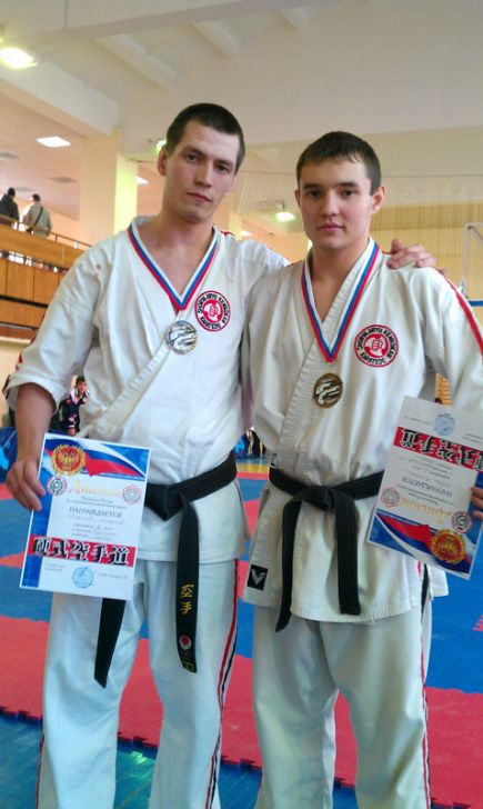 На чемпионате и первенстве России по спортивному контактному (стилевому) каратэ алтайские спортсмены завоевали восемь медалей.