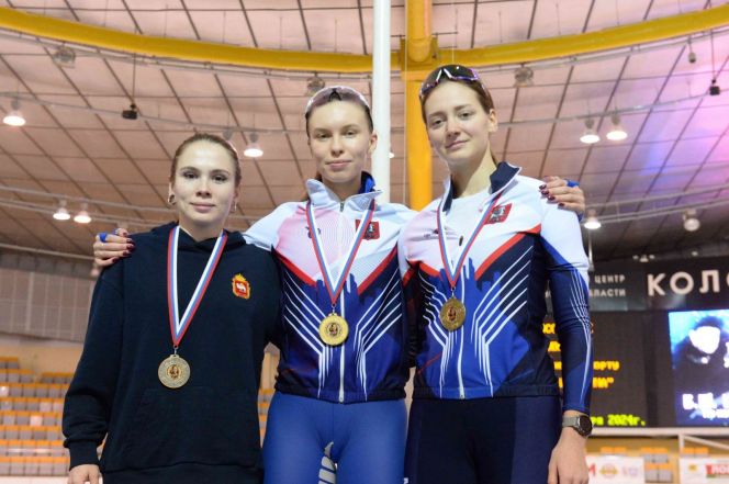 Алиса Беккер (справа) на призовом пьедестале. Фото: Конькобежный центр "Коломна"