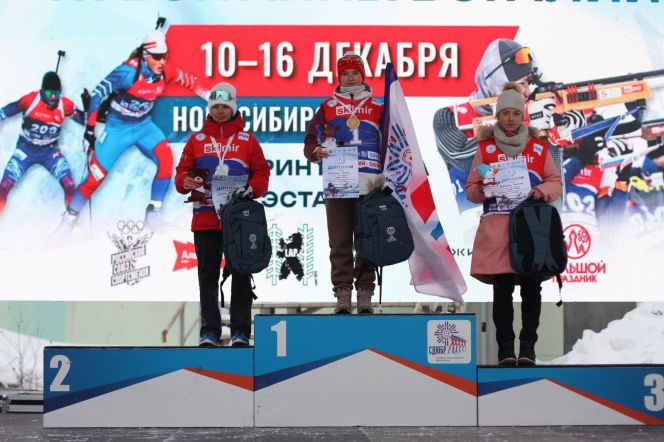 Церемония награждения. Валерия Домичек слева. Фото: Содружество детско-юношеского биатлона России