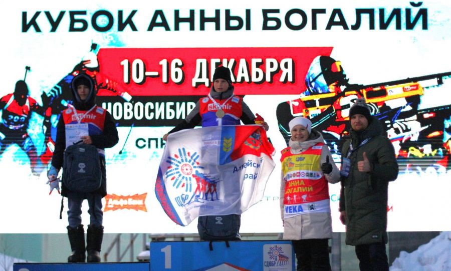 Стас Лощинин на "золотом" пьедестале. Фото: Содружество детско-юношеского биатлона России