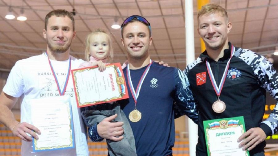 Виктор Муштаков с дочерью Мирославой и другими медалистами соревнований. Фото: Союз конькобежцев России