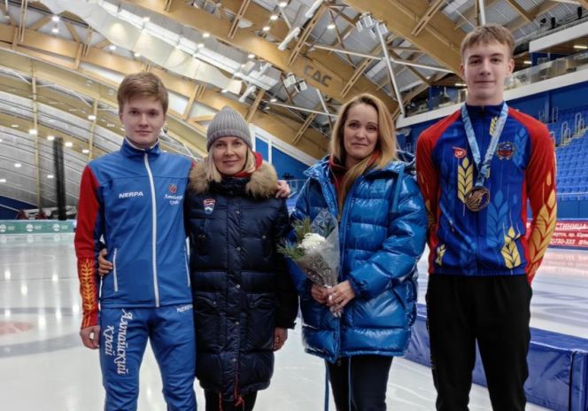 Слева направо: Данил Борисов, тренеры Елена Комаровская и Евгения Черданцева, Максим Буйняков