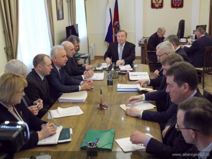 Губернатор Алтайского края Александр Карлин дал задание разработать краевую программу развития хоккея.  