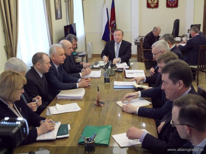 Губернатор Алтайского края Александр Карлин дал задание разработать краевую программу развития хоккея.  