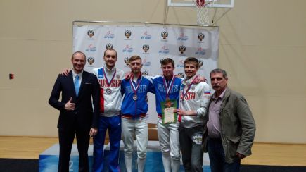 В заключительный день первенства России среди молодёжи до 24 лет сборная саблистов Алтайского края выиграла бронзовые медали.