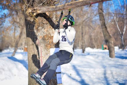 Алтайские ледолазы закрыли спортивный сезон соревнованиями в барнаульском парке «Изумрудный».