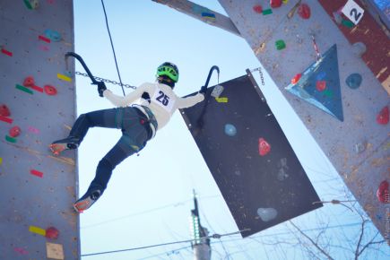 Алтайские ледолазы закрыли спортивный сезон соревнованиями в барнаульском парке «Изумрудный».