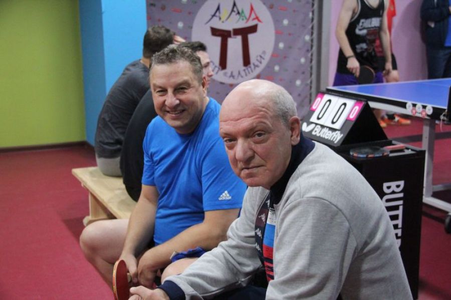 Евгений Налимов с коллегой по "Алтайской правде" Андреем Каспришиным на турнире по настольному теннису среди СМИ. Фото: Виталий Дворянкин/ "Алтайский спорт"