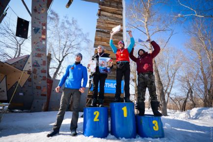Алтайские ледолазы закрыли спортивный сезон соревнованиями в барнаульском парке «Изумрудный».