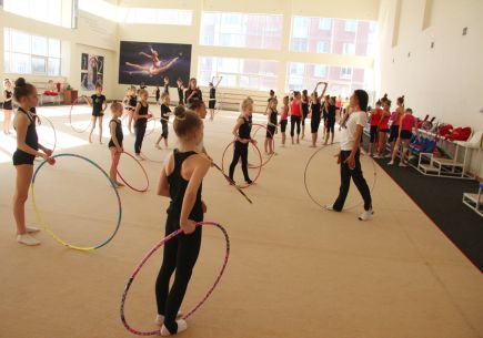 Ирина Чащина, Ольга Капранова и Ксения Широкая провели мастер-класс для барнаульских гимнасток (фото).