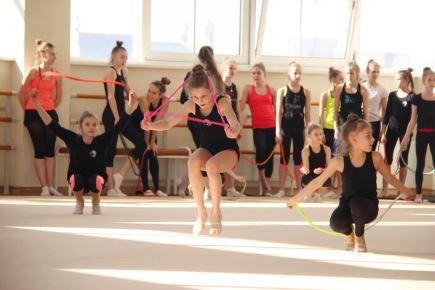 Ирина Чащина, Ольга Капранова и Ксения Широкая провели мастер-класс для барнаульских гимнасток (фото).