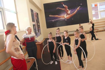 Ирина Чащина, Ольга Капранова и Ксения Широкая провели мастер-класс для барнаульских гимнасток (фото).