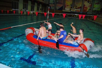 В бийском спорткомплексе «Заря» прошёл третий розыгрыш Кубка Алтайского края по рафтингу и гребному слалому в закрытых помещениях (фото).