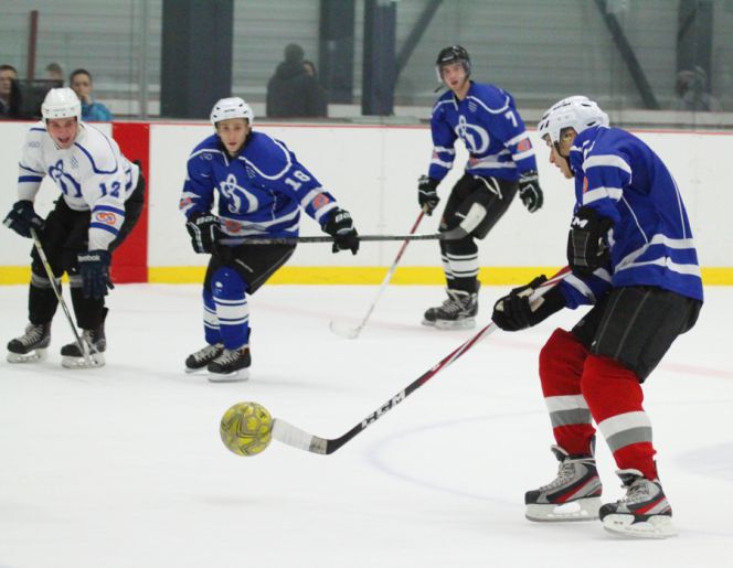 Это не шутка: два динамовских коллектива – футбольный и хоккейный – 1 апреля встретились на льду