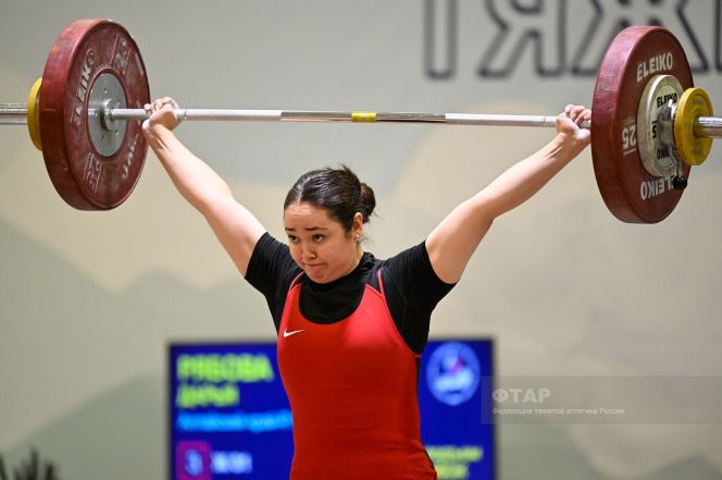 На помосте Дарья Рябова. Фото: Федерация тяжелой атлетики России