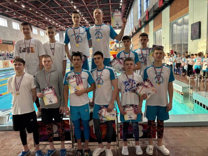 На фото: спортсмены бийской СШ "Дельфин", главного центра развития подводного спорта в Алтайском крае