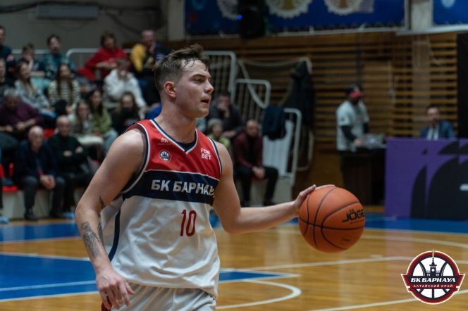 Пять очков Бранислава Сужнева перевели игру с "Иркутом" в овертайм, где "горожане" одержали победу. Фото: БК "Барнаул"