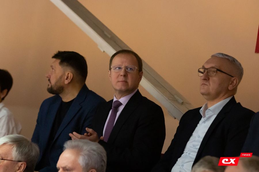 Губернатор Алтайского края Виктор Томенко по достоинству оценил интригу важного матча. Фото: Владимир Мартынов/CX News