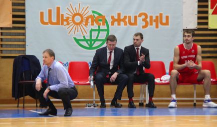 В повторном домашнем матче "АлтайБаскет" обыграл "Уралмаш" - 59:49, чемпион определится 20 апреля в Екатеринбурге.