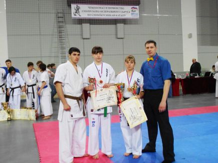 Яна Майдан –  чемпионка Сибири по шинкиокушинкай каратэ.