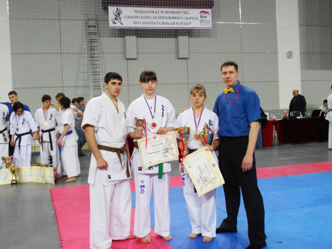 Яна Майдан –  чемпионка Сибири по шинкиокушинкай каратэ.