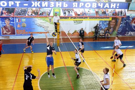 В городе Яровое прошёл традиционный краевой турнир среди мужских и женских команд «В память о героях».