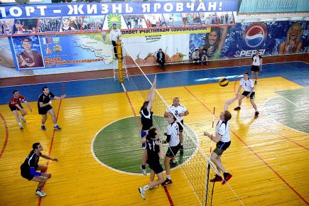 В городе Яровое прошёл традиционный краевой турнир среди мужских и женских команд «В память о героях».