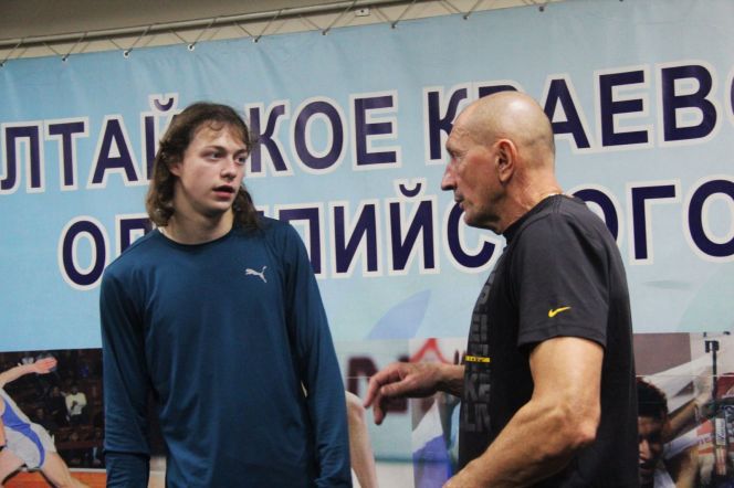 Андрей Сапожников с тренером Сергеем Клевцовым. Фото: Виталий Дворянкин/"Алтайский спорт"