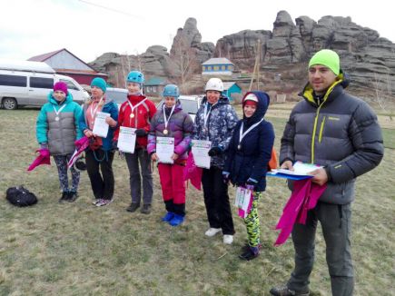 На скалах близ села Саввушка Змеиногорского района состоялись краевые соревнования «Домбайские связки».