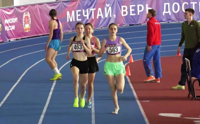 Вера Быковских (№563) на дистанции 1500 метров 