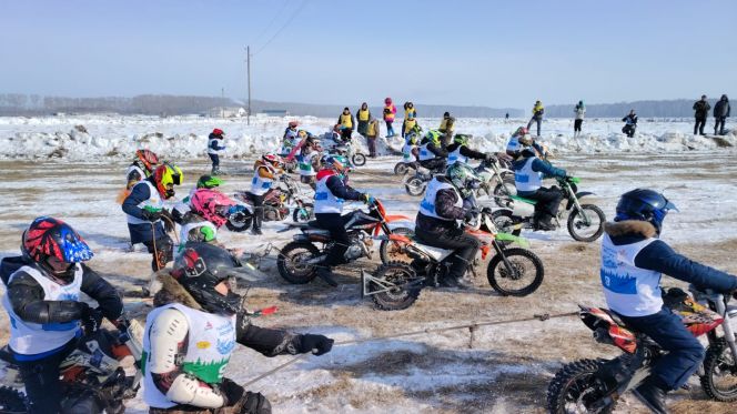 Накануне Дня защитника Отечества Топчиха принимала участников краевых соревнований в дисциплине мотолыжные гонки