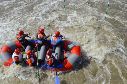 Алтайские экстремалы соревновались на бурном водопаде под Барнаулом