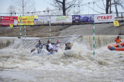 Алтайские экстремалы соревновались на бурном водопаде под Барнаулом
