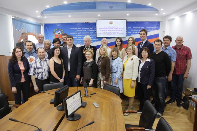 Состоялось награждение лауреатов конкурса на лучший материал о развитии физической культуры и спорта в Алтайском крае в 2016 году (фото).