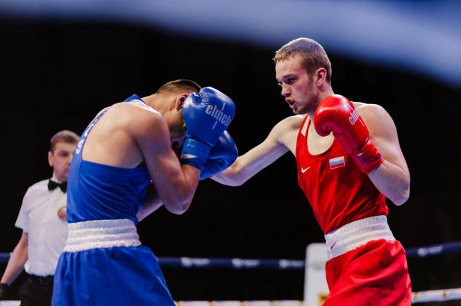 В ринге Дмитрий Казаринов (красный угол)