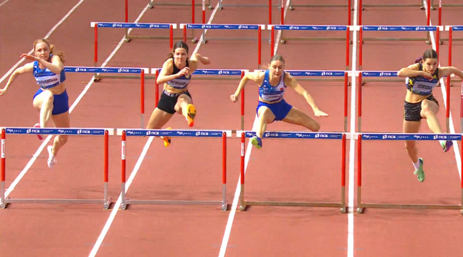 Финиш забега на 60 метров с барьерами. Виктория Погребняк вторая слева