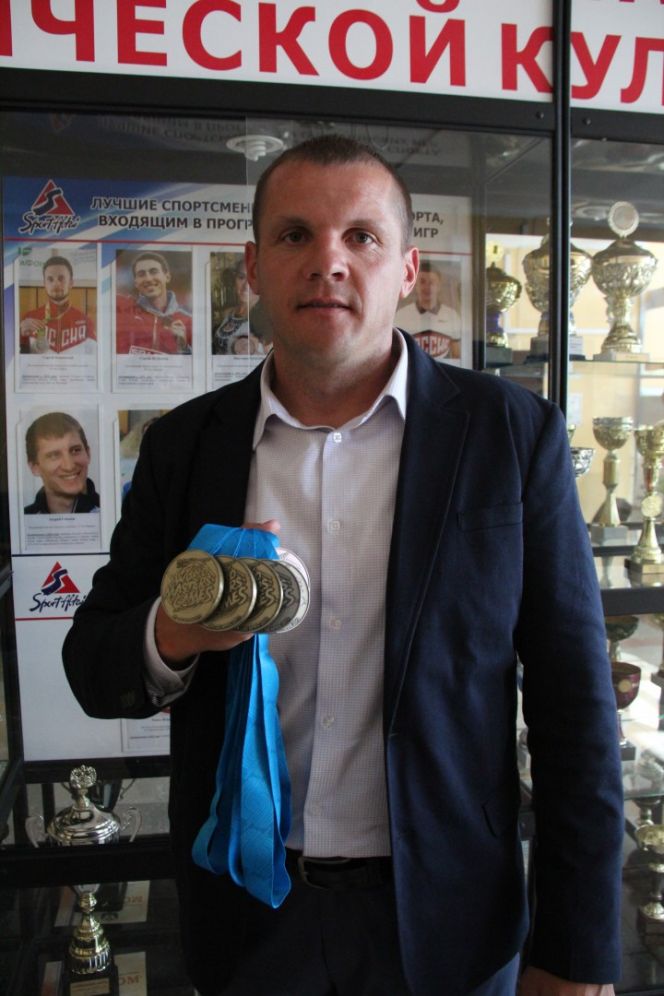 Тренер СДЮШОР имени Константина Костенко Александр Сухой - трёхкратный чемпион Всемирных игр ветеранов (World MASTERS Games). 
