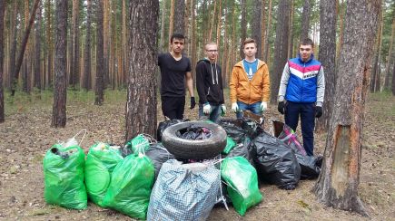 Краевая федерация кинологического спорта организовала уборку мусора на барнаульской "Трассе здоровья".