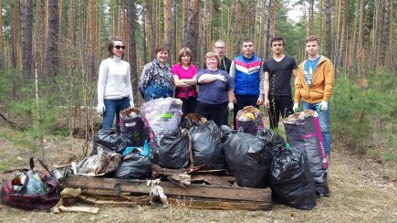 Краевая федерация кинологического спорта организовала уборку мусора на барнаульской "Трассе здоровья".