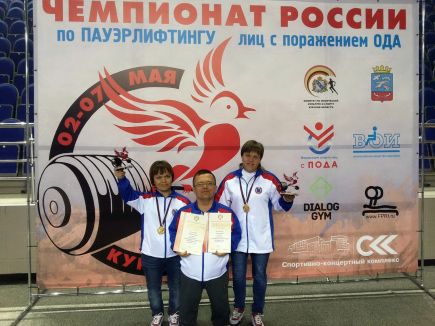 Тамара Подпальная и Ирина Казанцева из Барнаула и Пётр Филатов из Новоалтайска - чемпионы России по пауэрлифтингу среди спортсменов с ПОДА.