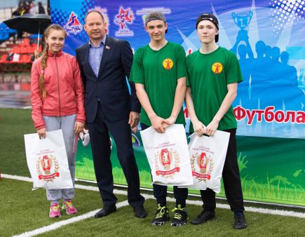 Краевой фестиваль футбола в Барнауле собрал более 2000 участников (фото).