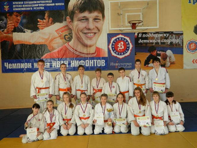 Команда «Алтайский витязь» – победитель командного первенства Сибирского федерального округа среди юношей и девушек 1999-2000 годов рождения.